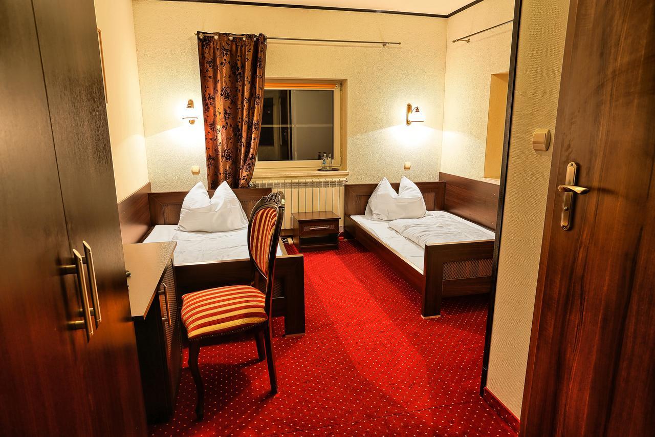 ראדומסק Hotel Zodiak מראה חיצוני תמונה