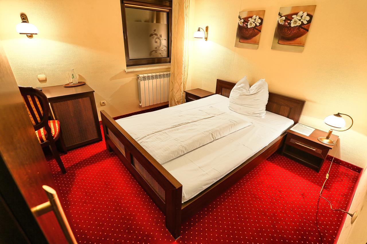ראדומסק Hotel Zodiak מראה חיצוני תמונה