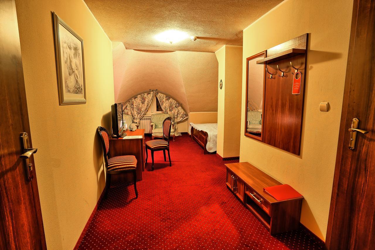 ראדומסק Hotel Zodiak מראה חיצוני תמונה