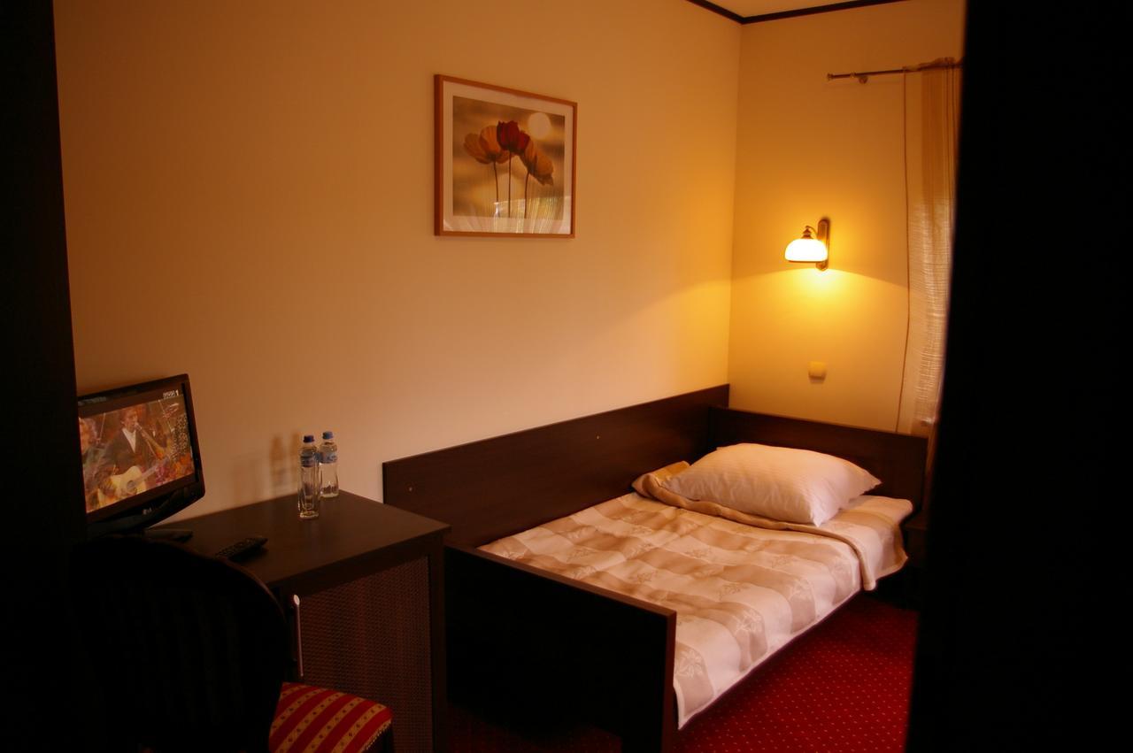 ראדומסק Hotel Zodiak מראה חיצוני תמונה