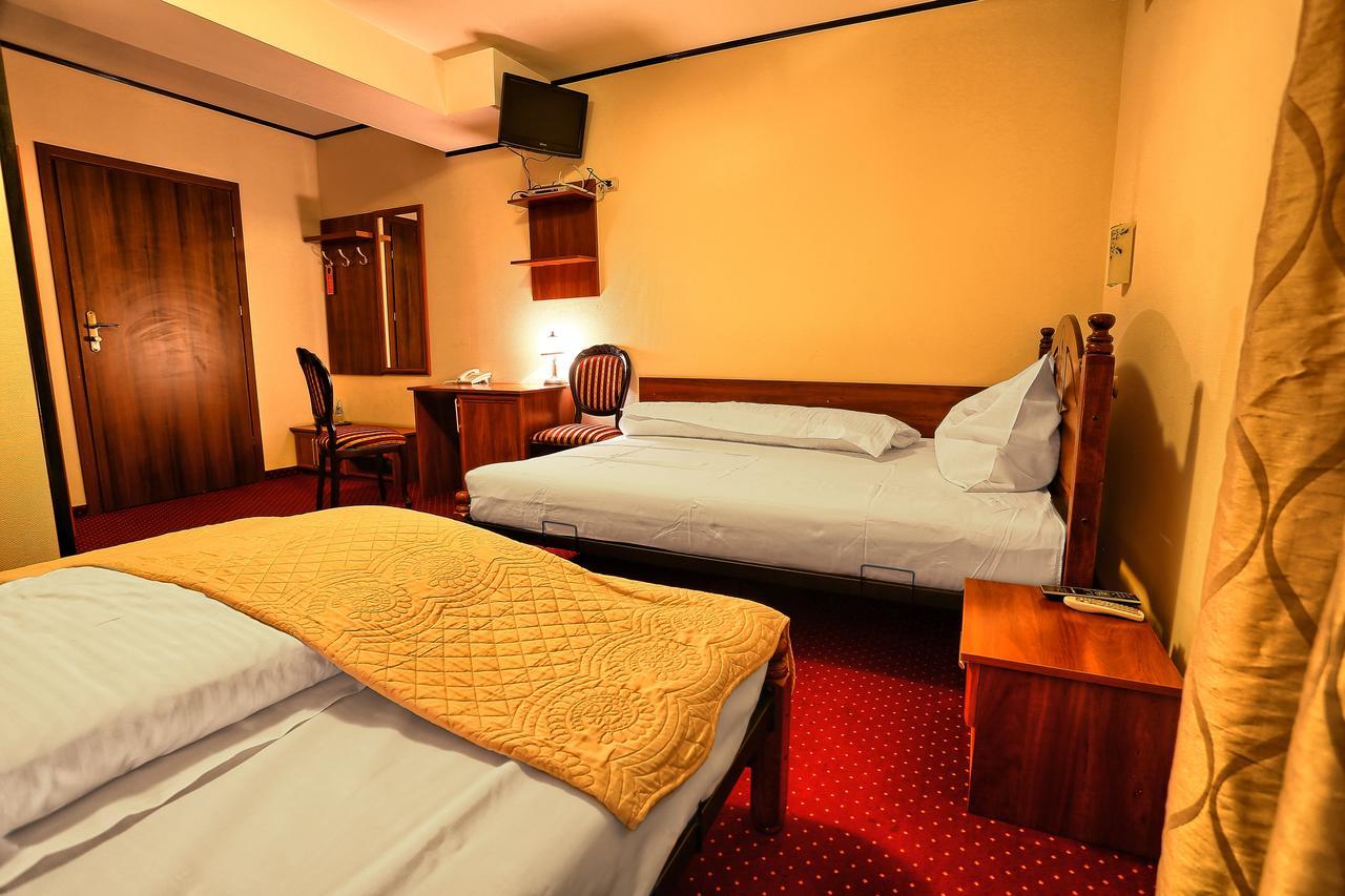 ראדומסק Hotel Zodiak מראה חיצוני תמונה