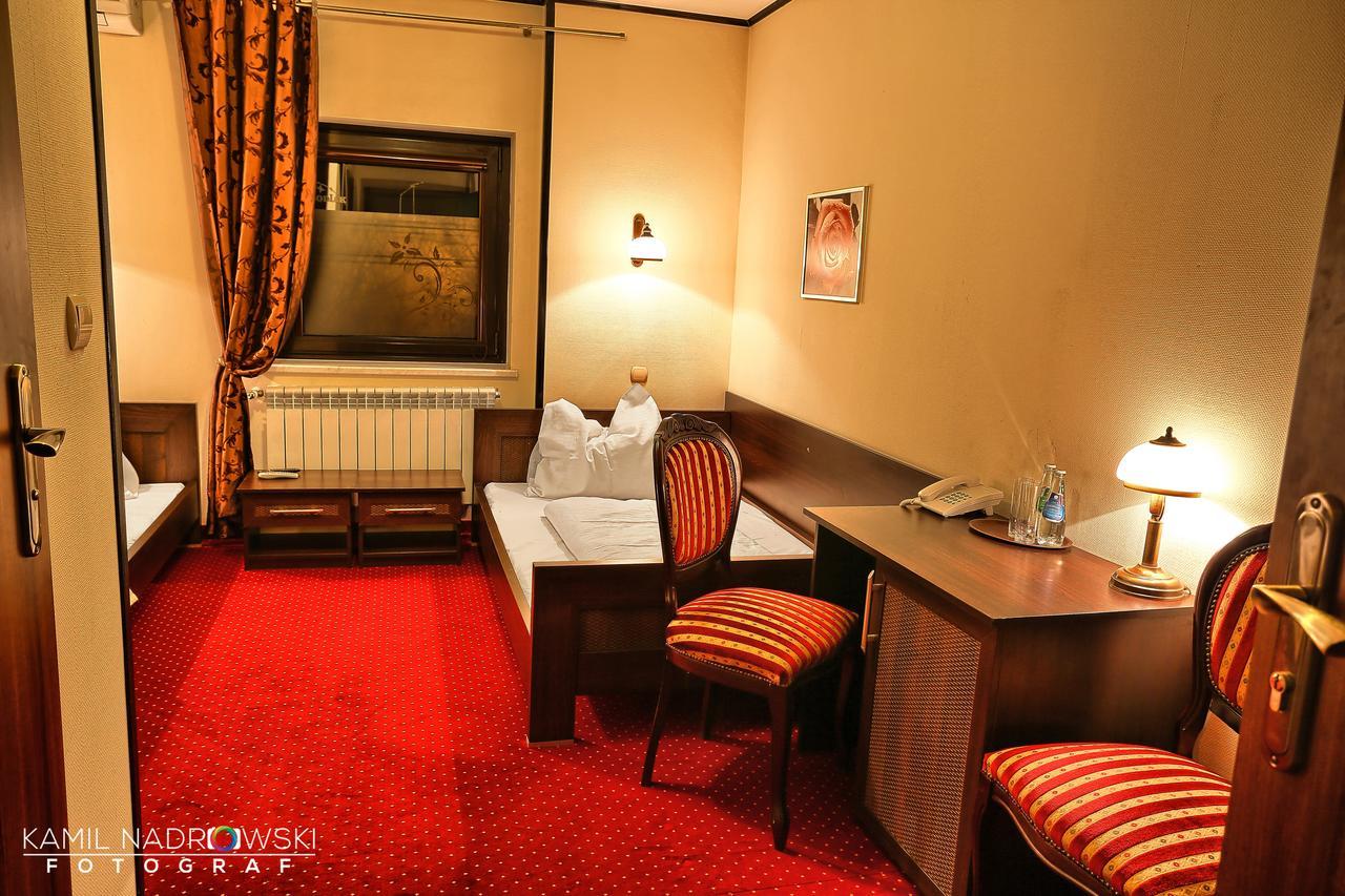 ראדומסק Hotel Zodiak מראה חיצוני תמונה