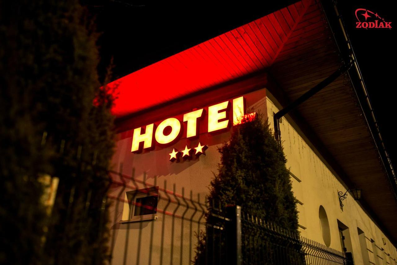 ראדומסק Hotel Zodiak מראה חיצוני תמונה